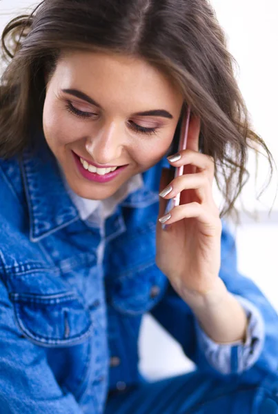 Mujer joven en la cafetería bebiendo café y hablando por teléfono móvil — Foto de Stock