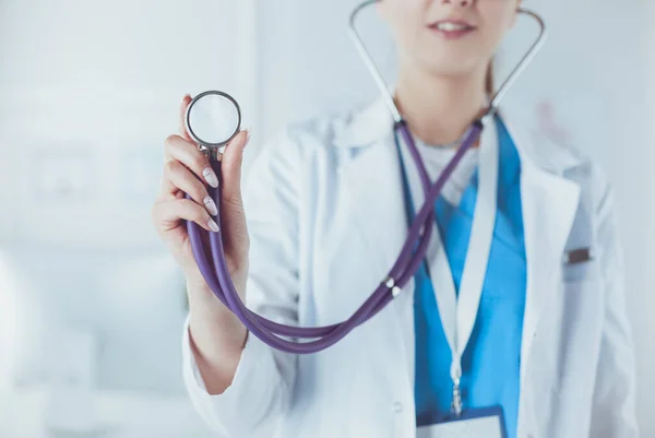 Lächelnde Ärztin mit Stethoskop im Krankenhaus — Stockfoto