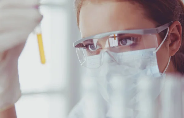 Chercheur, médecin, scientifique ou assistant de laboratoire travaillant avec des tubes médicaux en plastique dans un laboratoire ou un hôpital moderne — Photo