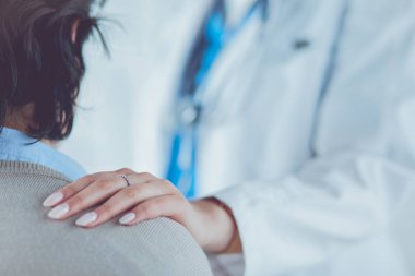 Kadın doktor bir hastaya danışmanlık yapıyor ve tıbbi bilgi ve teşhisi açıklıyor.