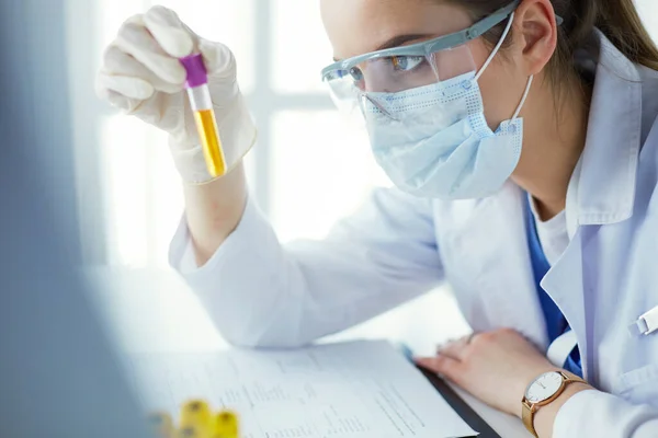 Investigador, médico, científico o asistente de laboratorio que trabaja con tubos médicos plásticos en un laboratorio u hospital moderno — Foto de Stock