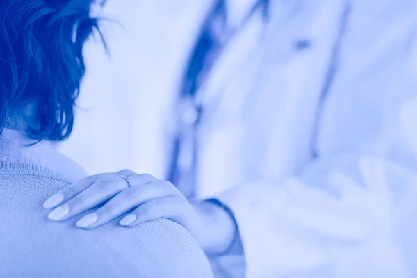 Female doctor giving a consultation to a patient and explaining medical informations and diagnosis — Stock Photo, Image