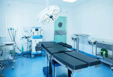 Modern klinikteki ameliyathane.