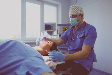 Ameliyathanede çalışan bir cerrah.