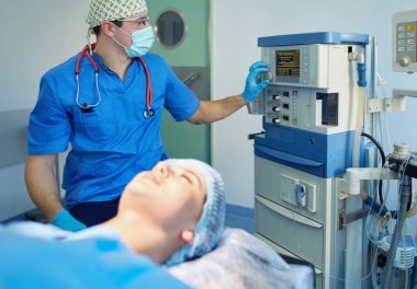 Ameliyathanede çalışan bir cerrah.