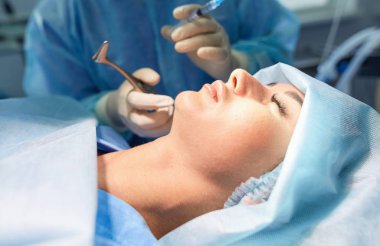 Ameliyathanede çalışan bir cerrah.