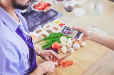 Adam ev mutfağında lezzetli ve sağlıklı yemekler hazırlıyor.