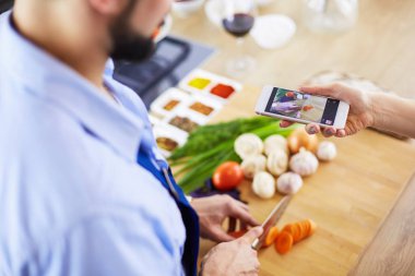 Adam ev mutfağında lezzetli ve sağlıklı yemekler hazırlıyor.