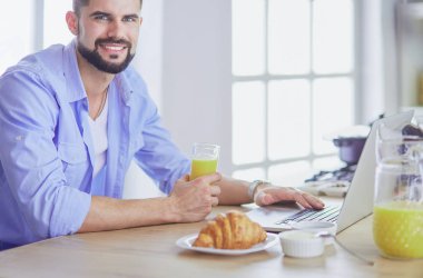 Adam ev mutfağında lezzetli ve sağlıklı yemekler hazırlıyor.