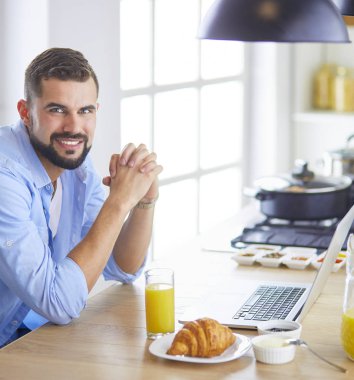Adam ev mutfağında lezzetli ve sağlıklı yemekler hazırlıyor.