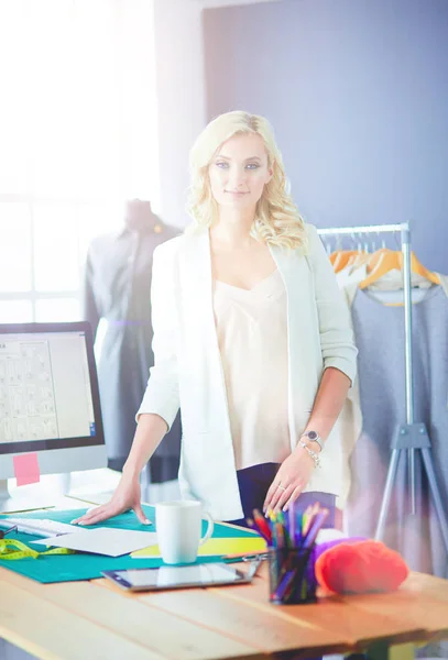 Diseñadora de moda mujer trabajando en sus diseños en el estudio. —  Fotos de Stock