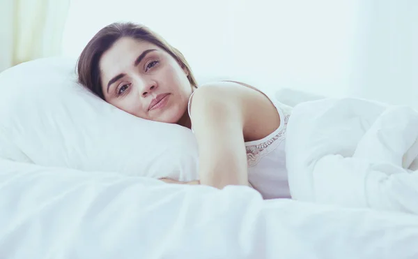 Bella donna sdraiata sul suo letto a casa — Foto Stock