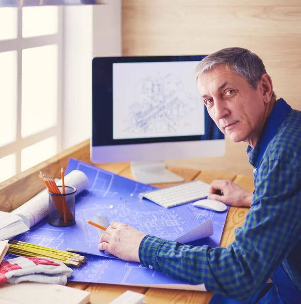 Architekt pracující na kreslicím stole v kanceláři — Stock fotografie