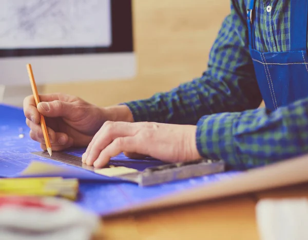 Architekt arbeitet im Büro am Reißbrett — Stockfoto