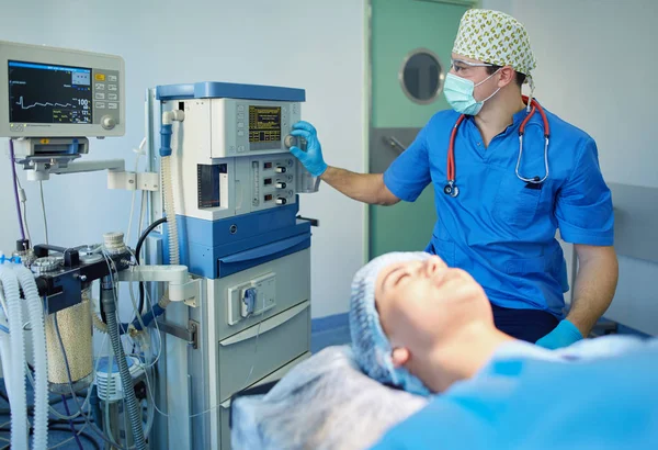 Chirurg bei der Arbeit im OP — Stockfoto