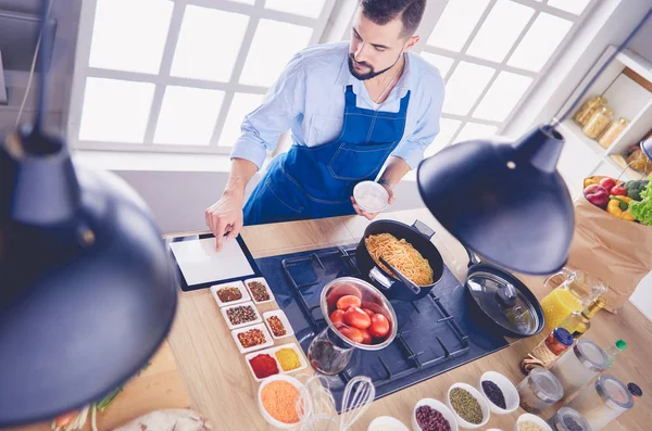 Homem preparando comida deliciosa e saudável na cozinha da casa — Fotografia de Stock