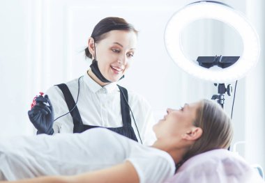 Mikroplu kaşlar güzellik salonunda akıyor..