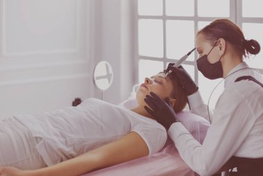 Mikroplu kaşlar güzellik salonunda akıyor..