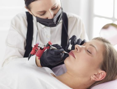 Kalıcı Kalıcı Kaşlara Makyaj Uygulayan Kozmetikçi