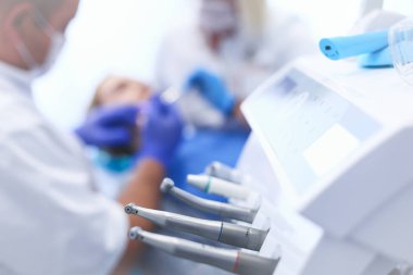 Diş hekimliği bürosunda farklı diş aletleri ve aletleri