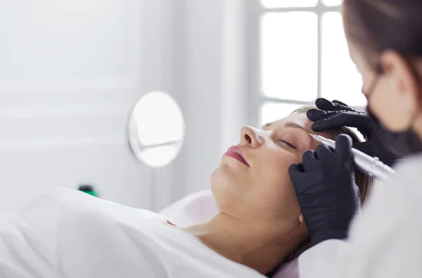 Microblading szemöldök munka áramlását egy szépségszalonban. — Stock Fotó