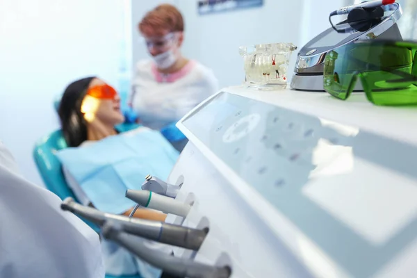 Vista de perto no conjunto de ferramentas odontológicas no consultório odontológico moderno — Fotografia de Stock