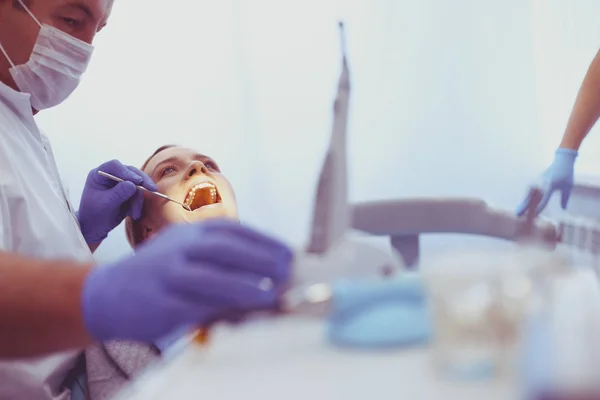 Detail of hand holding dental tools in dental clinic. Dentist Concept — Stock Photo, Image