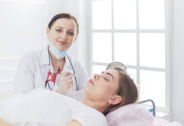 Kırmızı dudaklı genç bir kız kalıcı makyaj, mikro pigmentasyon