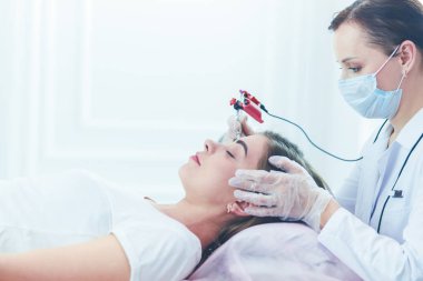 Kırmızı dudaklı genç bir kız kalıcı makyaj, mikro pigmentasyon