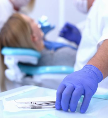 Diş hekimi ve asistanı kapsamlı bir muayene yapıyorlar.