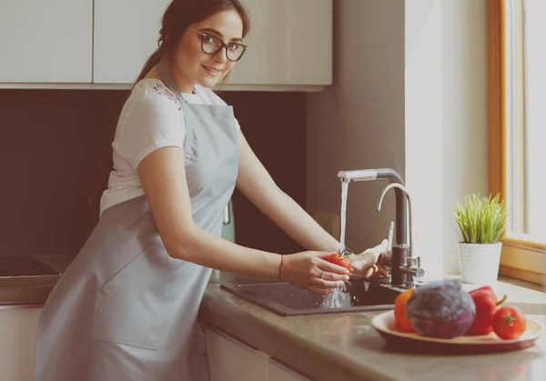 Ruce ženy, mytí zeleniny v kuchyni — Stock fotografie