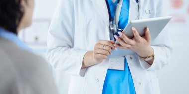 Doktor ve hasta masada otururken bir şey tartışıyorlar. İlaç ve sağlık hizmetleri kavramı