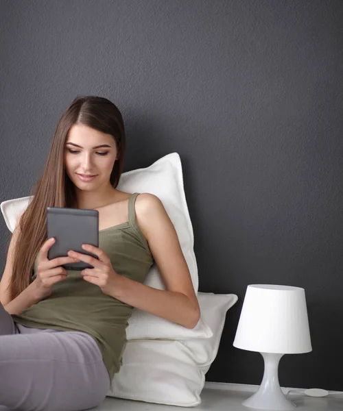 Žena sedící na podlaze pomocí digitálního tabletu — Stock fotografie