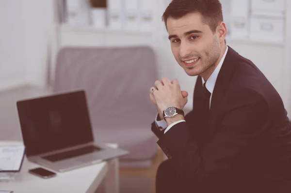 Ofis çalışanı adamın dizüstü bilgisayar kullanarak ofis masasında oturan portresi, — Stok fotoğraf