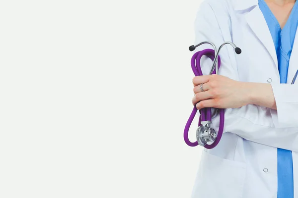 Retrato de médico fêmea em pé contra isolado em fundo branco. Mulher médica. — Fotografia de Stock