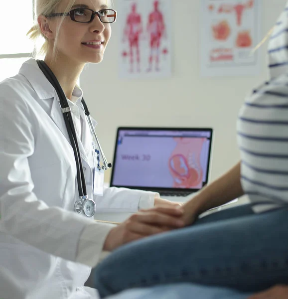 Beautiful smiling pregnant woman with the doctor at hospital — Stock Photo, Image