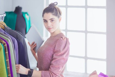 Askıları olan güzel bir stilist.