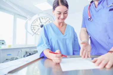 Ameliyathanede çalışan bir cerrah.