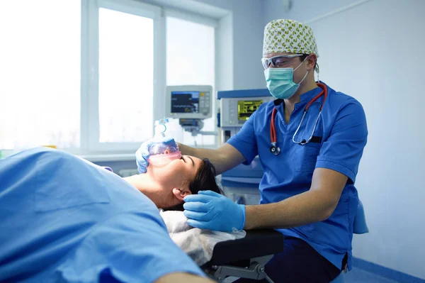 Man surgeon at work in operating room — Stock Photo, Image