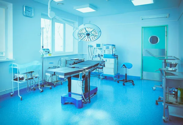 Interno della sala operatoria nella moderna clinica — Foto Stock