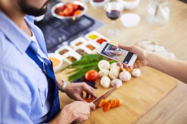 Adam ev mutfağında lezzetli ve sağlıklı yemekler hazırlıyor.