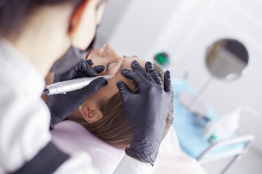 Mikroplu kaşlar güzellik salonunda akıyor..