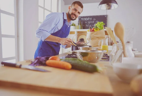 Hombre preparando comida deliciosa y saludable en la cocina casera —  Fotos de Stock