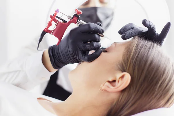 Sobrancelhas Microblading fluxo de trabalho em um salão de beleza. Mulher com as sobrancelhas coloridas — Fotografia de Stock