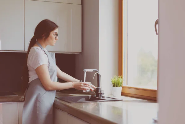 Mujer manos llenando el vaso de agua — Foto de Stock