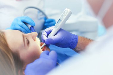 Doktor ve hasta diş kliniğinde.