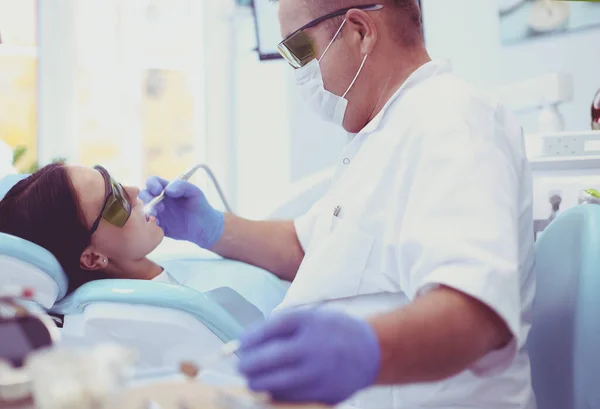 Dentist and his assistant carrying out a thorough examination — Stock Photo, Image
