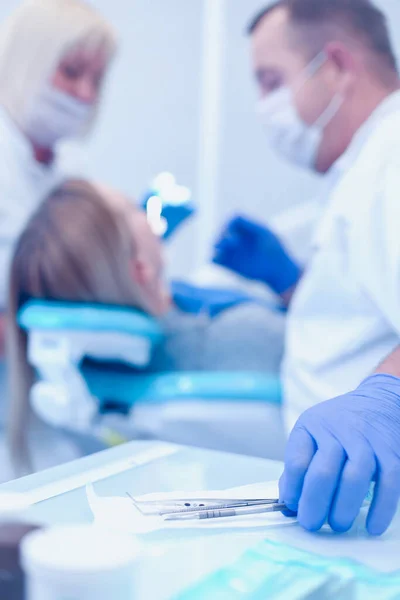 Detalj av hand håller dentala verktyg i tandvårdskliniken. Tandläkarkoncept — Stockfoto