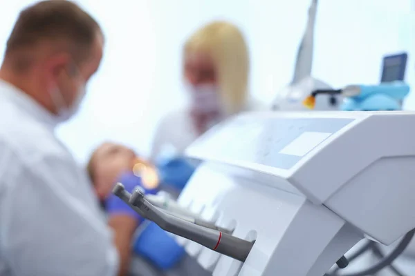 Diferentes instrumentos y herramientas dentales en un consultorio de dentistas —  Fotos de Stock