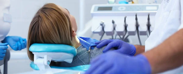 Detal trzymania narzędzi dentystycznych w klinice stomatologicznej. Koncepcja dentysty — Zdjęcie stockowe